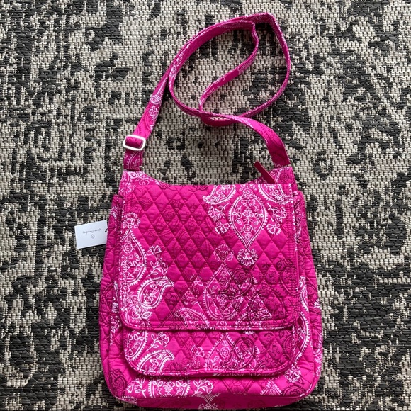 Vera Bradley Handbags - NWT Vera Bradley Mailbag in Stamped Paisley